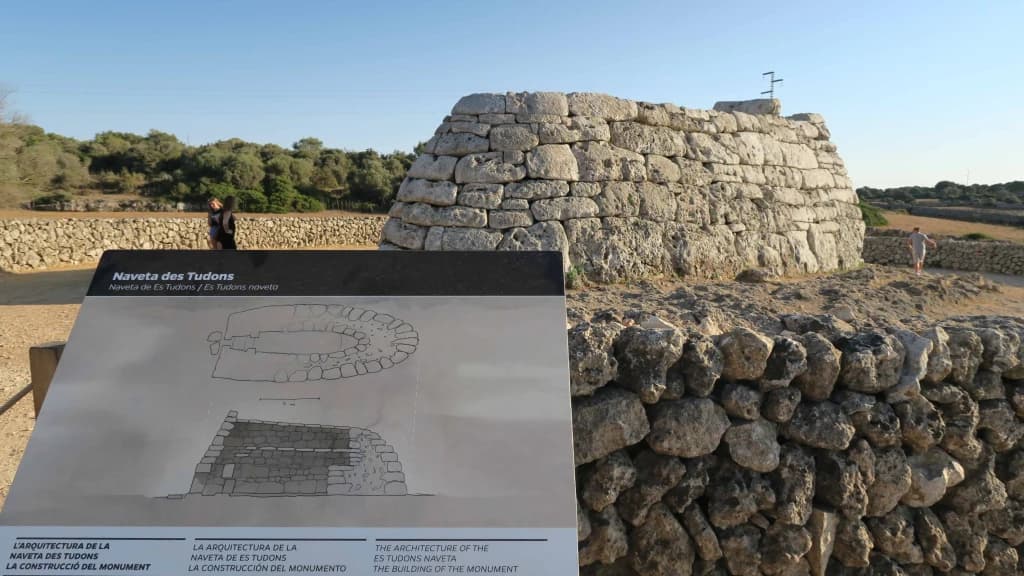 Artefactos arqueológicos encontrados en la Naveta des Tudons