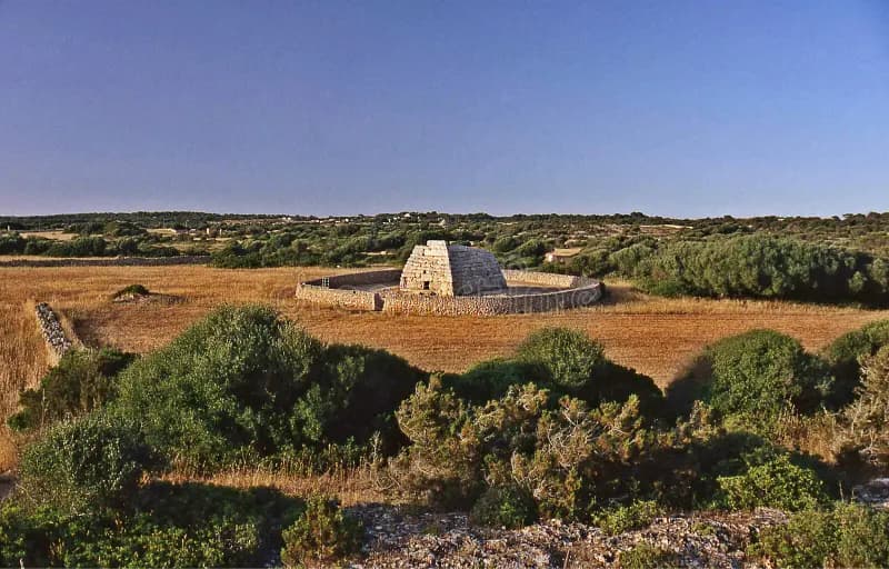 Vista de la entrada a la Naveta des Tudons