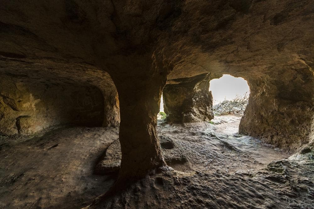 Detalle de una de las cuevas funerarias