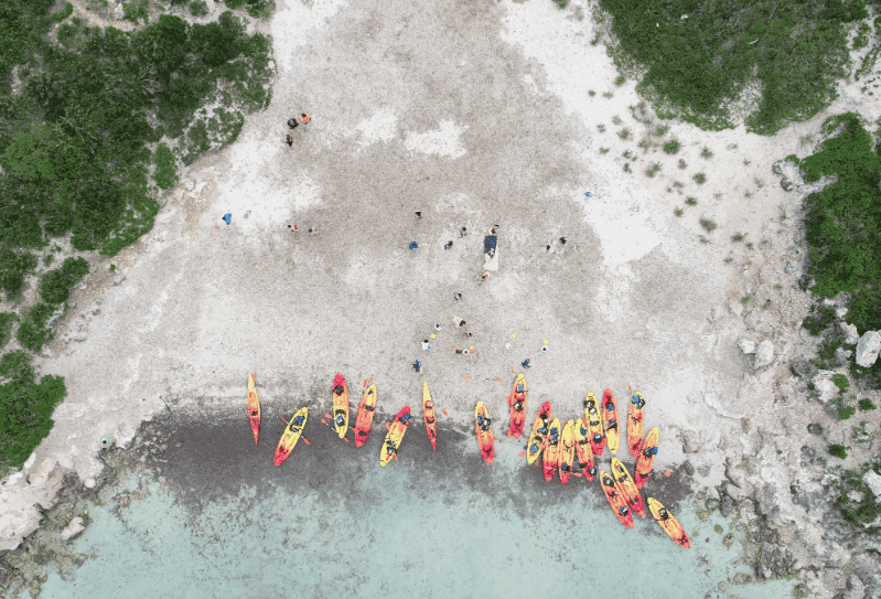 Excursión en kayak y práctica de snorkel por las aguas cristalinas de la reserva marina menorquina.